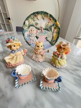Vintage Resin Kitty Figurine Set with Decorative Plate